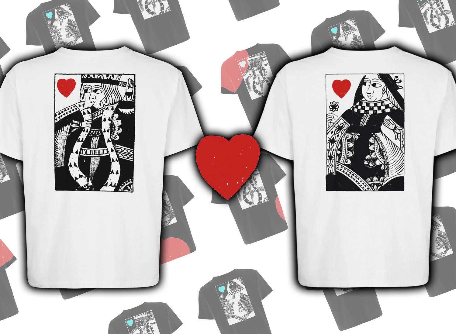 Zwei weiße T-Shirts nebeneinander mit King- und Queen-Spielkartenmotiv in Schwarz-Weiß, rotes Herzsymbol zwischen den Shirts auf hellem Hintergrund mit weiteren Shirts im Muster