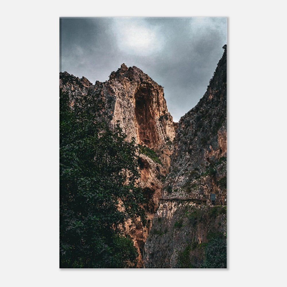 Fotoleinwand mit dramatischer Felslandschaft und Wanderpfad in einer Schlucht – Naturgewalt, Ruhe und Abenteuer in einem Bild
