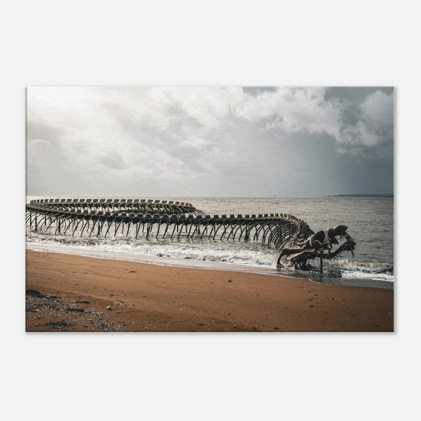 Fotoleinwand mit monumentaler Metallschlange („Le Serpent d’Océan“) im Meer vor französischer Küste – surreal, mächtig, naturverbunden