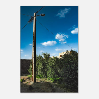 Fotoleinwand mit Strommast, Verbindungskabeln und blauem Himmel über Bäumen – Symbol für Verbindung zwischen Technik und Natur