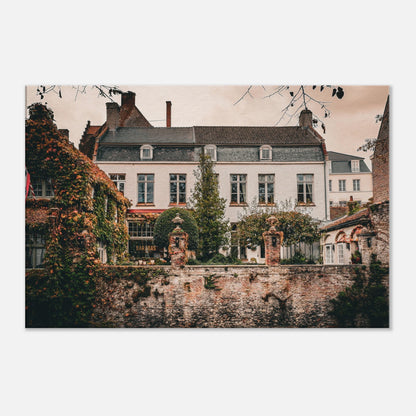 Fotoleinwand mit bewachsenem Stadthaus im Altstadtstil – verwachsene Mauern, weiße Fassade, Backstein und herbstliche Farben